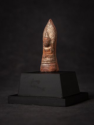 Buddha-Amulett aus Holz aus Myanmar, Shan (Tai Yai), Dreiviertelansicht von links
