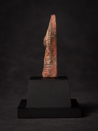 Hölzernes Shan-Buddha-Amulett aus Burma, schmale linke Seitenansicht