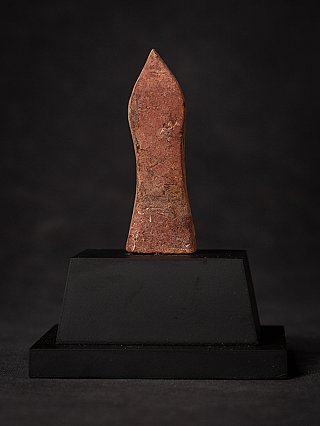 Rückansicht des hölzernen Buddha-Amuletts aus Myanmar, flache Rückseite mit Abrieb