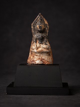 Hölzernes Buddha-Amulett aus Burma (Myanmar), sitzend, Vorderansicht mit Abriebspuren