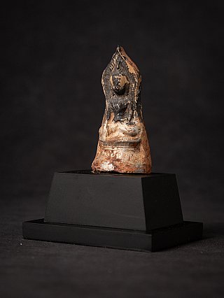Buddha-Amulett aus Holz aus Burma (Myanmar), Dreiviertelansicht mit seitlicher Kontur