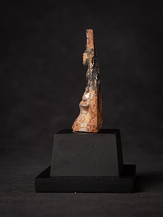 Shan-stil Buddha-Amulett aus Holz aus Myanmar, schmale Seitenansicht auf schwarzem Sockel
