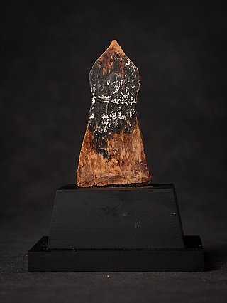Hölzernes Buddha-Amulett aus Burma (Myanmar), Rückansicht mit dunklen Lackresten und Abrieb