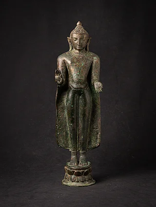 Stehende Bronze-Buddha-Statue aus Myanmar auf Lotossockel, Frontalansicht mit Abhaya-Mudra