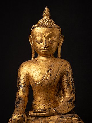 Close-up van het gezicht en borst van de bronzen Boeddha uit Birma, frontaal