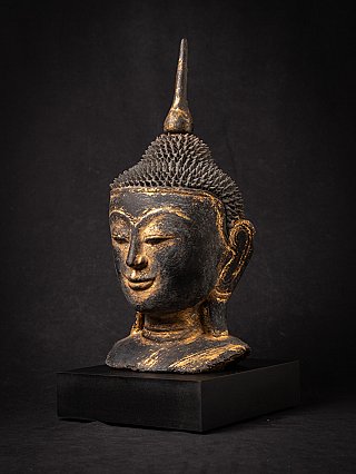 Boeddhahoofd uit Myanmar in lakwerk met vergulde sporen, driekwart links