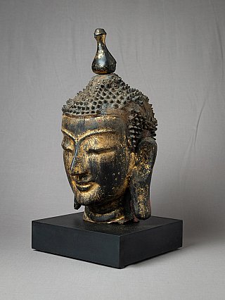 Boeddhahoofd uit Birma (Myanmar) van lakwerk, driekwartaanzicht links, met lange oorlellen en verguldingssporen