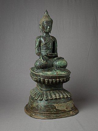Bronzen Boeddhabeeld uit Myanmar op ronde sokkel, licht schuin vooraanzicht