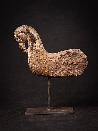 Indisches Holz-Tempelfragment auf Metallständer, Seitenansicht mit grob abgebrochener Rückseite