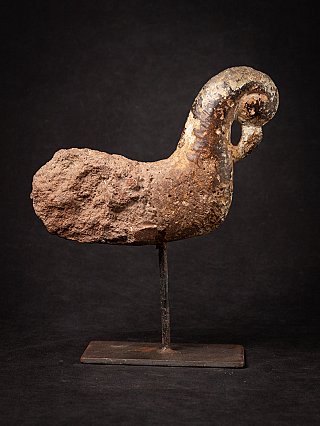 Indisches Holzfragment auf Metallständer, Seitenansicht von der Gegenseite mit eingerolltem Ende