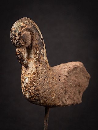 Detailaufnahme des Holz-Tempelfragments auf Ständer, schräger Blick mit rauer Bruchkante hinten