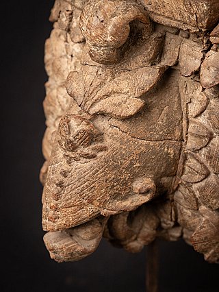 Detail van het reliëf met krulvorm en puntige uitloper op de voorzijde