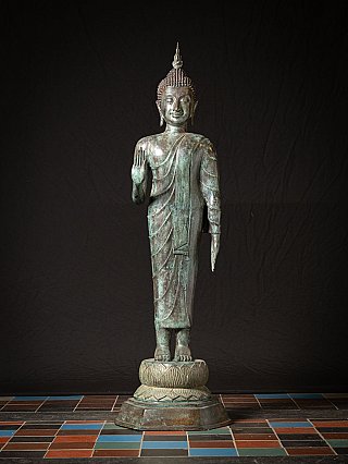 Stehende thailändische Buddha-Statue aus Bronze auf Lotus-Sockel, frontal, Abhaya-Mudra