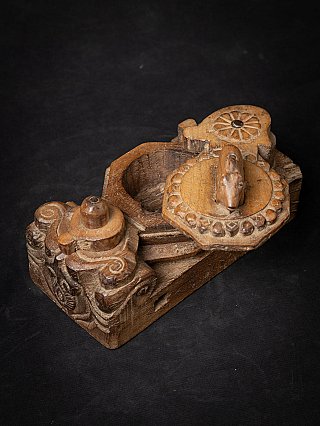 Antike handgeschnitzte hölzerne Puja-Tika-Box