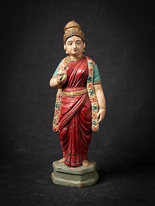 Lakshmi-beeld uit India in hout, staand op groene sokkel, vooraanzicht met rode sari