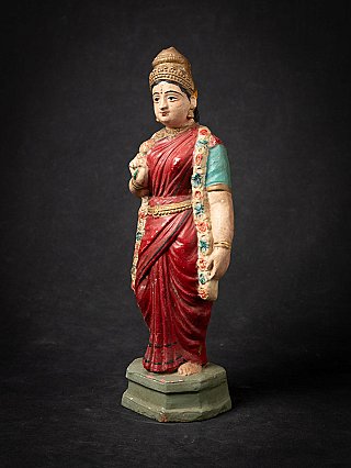 Indiaas houten Lakshmi-beeld in driekwartaanzicht, met rood gewaad en bloemenslinger