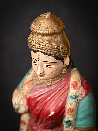 Bovenaanzicht detail van het hoofd en de kroon van Lakshmi, met rode sari op de schouder