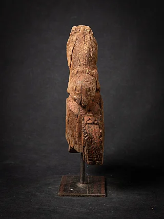 Antiek houten tempelfragment van een Paardenhoofd