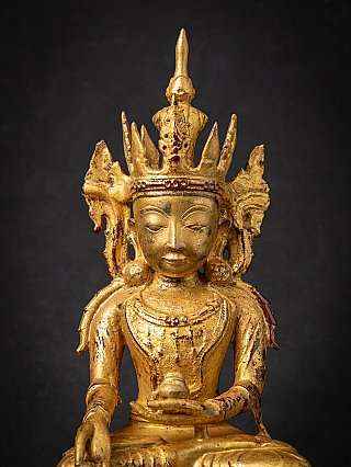 Frontalansicht des Gesichts einer Arakan-Buddha-Statue aus Myanmar, Detail mit Kronenreif
