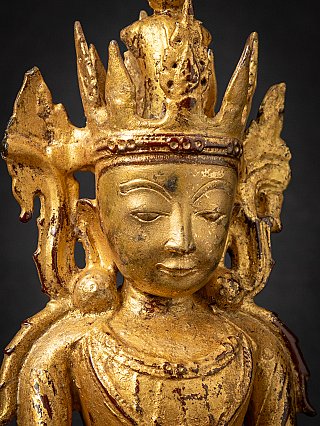Gesichts- und Kronendetail der Arakan-Buddha-Statue, mit Patina und Abrieb