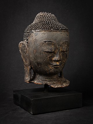 Antiek Boeddhahoofd uit Myanmar, lakwerk, driekwartaanzicht met slijtsporen en patina