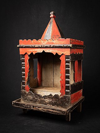 Antiker indischer Holztempel, Dreiviertelansicht mit Seitenwand und offener Nische