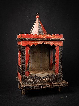 Antiker indischer Holztempel, Frontansicht der offenen Nische mit rot-schwarzer Fassung