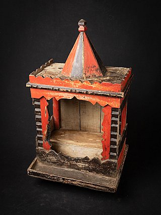 Indischer Holztempel, schräg von vorn mit Dach und abgenutzter Farbfassung