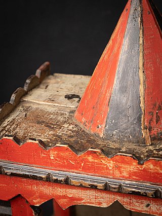 Detail der Dachfläche und der rot gezackten Dachkante des indischen Holztempels