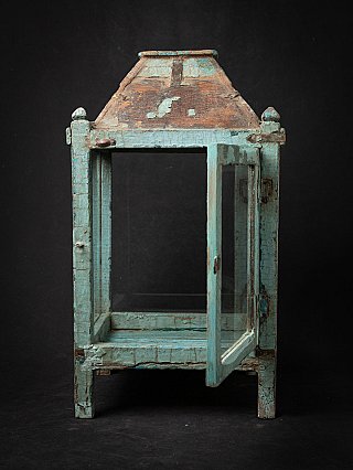 Antiek houten schrijn uit Myanmar met deur halfopen, zicht in het interieur
