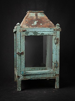 Antiek houten tempelschrijn uit Myanmar, gesloten met glasdeur en afbladderende blauwgroene verf