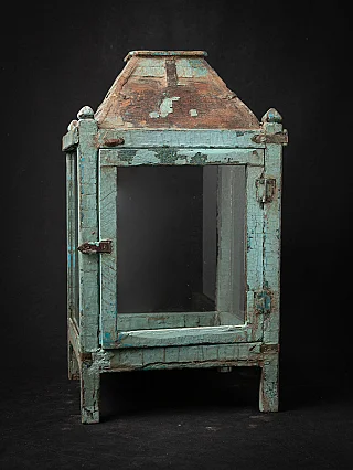 Antiek houten tempelschrijn uit Myanmar, gesloten met glasdeur en afbladderende blauwgroene verf