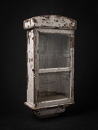 Antiker indischer Wandkastenschrank aus Holz in Dreiviertelansicht mit weißer Farbfassung