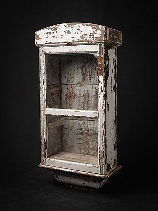 Indischer Wandschrank aus Holz, schräg von vorn mit Blick in den Innenraum und abgeplatzter Farbe