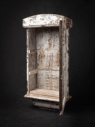 Indischer Wandschrank aus Holz mit geöffneter Tür, Blick auf Innenraum und Ablageleisten