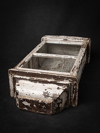 Der hölzerne Wandschrank liegend fotografiert, Blick auf Vitrinenrahmen und Sockel