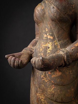 Detail of both hands in front of the torso of the wooden Indian lady statue
