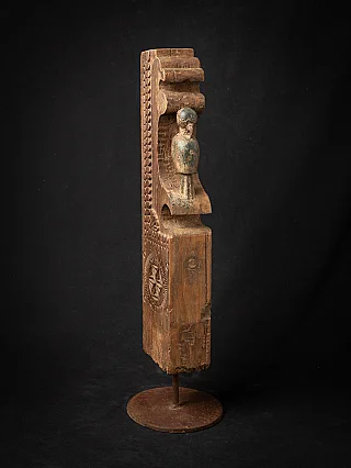 Indisches Tempelfragment aus Holz (19. Jh.), Dreiviertelansicht mit auskragender kleiner Figur
