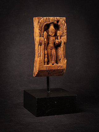 Houten reliëfpaneel met Parvati in nis, op metalen steun met zwarte sokkel, schuin van voren