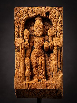 Houten Parvati-reliëf frontaal, detail van de figuur onder de boognis met omlijsting