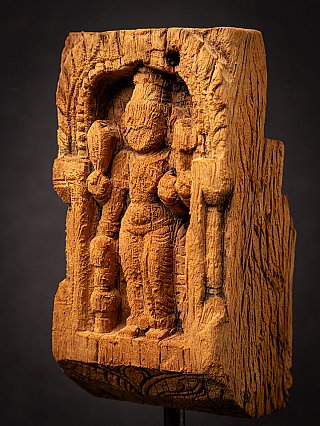 Parvati-reliëf in hout, driekwart van rechts met zicht op de diepe uitsnijding van de nis
