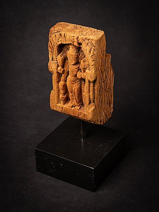Parvati-reliëfpaneel in hout op standaard, driekwart van links met zicht op de bovenrand