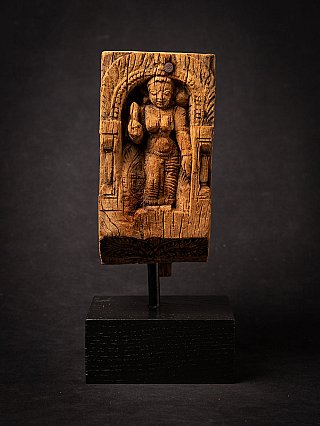 Antikes Parvati-Holzpaneel aus Indien, Frontalansicht auf Sockel mit Nische