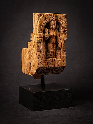 Holzrelief-Paneel mit Parvati, Indien, auf Sockel, Dreiviertelansicht links
