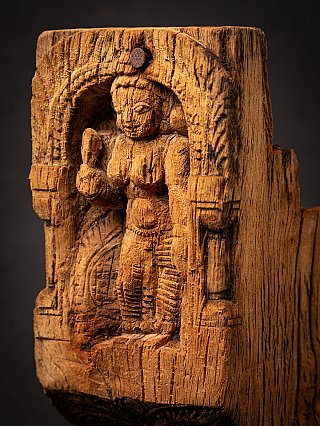 Schräger Nahblick auf das Parvati-Relief, die Tiefe der Nische ist gut sichtbar