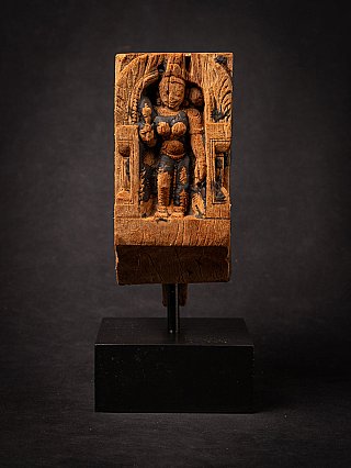 Parvati in reliëf op houten paneel, frontaal aanzicht met niskader en zwarte patina