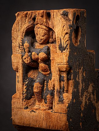 Driekwart close-up van Parvati, met zicht op de gepatineerde zijkant van het paneel