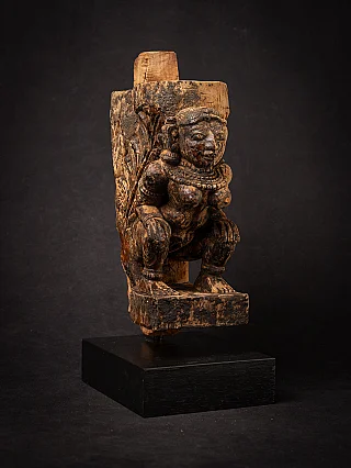 Wooden Indian deity statue, 18th century, three-quarter view with back slab