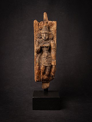 Holzpaneel mit stehender Göttin Devi aus Indien, Frontalansicht auf schwarzem Sockel