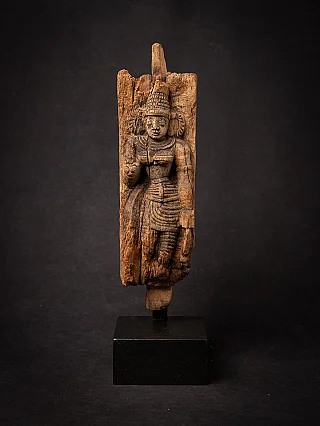 Holzpaneel mit stehender Göttin Devi aus Indien, Frontalansicht auf schwarzem Sockel